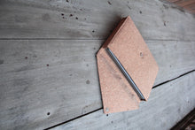 Laden des Bilds im Galerie-Viewer, Gefütterte 15–16 Zoll Laptoptasche aus Kork | Nachhaltige vegane Laptop Hülle mit Magnetverschluss, wasserabweisend für MacBook Air &amp; Pro, Natur
