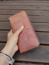 Indlæs billede til gallerivisning Portemonnaie/ Geldbörse aus recycelten Blättern, Nachhaltige vegan Brieftasche mit Zipper in Braun - Vegan &amp; umweltfreundlich
