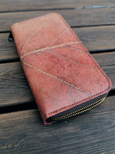 Indlæs billede til gallerivisning Portemonnaie/ Geldbörse aus recycelten Blättern, Nachhaltige vegan Brieftasche mit Zipper in Braun - Vegan &amp; umweltfreundlich

