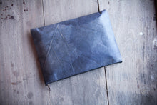 Laden des Bilds im Galerie-Viewer, Gefütterte nachhaltige Laptop Hülle 13–14 Zoll aus Blattleder – Handgenähte vegane Laptoptasche, wasserabweisendes Laptop Case, Unikat für MacBook Air &amp; Pro in Marineblau
