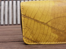 Charger l'image dans la galerie, Nachhaltiges Portemonnaie aus recycelten Blättern in gelb mit Zipper – vegan &amp; umweltfreundlich (Copy)
