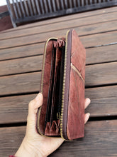 Indlæs billede til gallerivisning Portemonnaie/ Geldbörse aus recycelten Blättern, Nachhaltige vegan Brieftasche mit Zipper in Braun - Vegan &amp; umweltfreundlich
