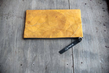 Laden des Bilds im Galerie-Viewer, Gefütterte nachhaltige Laptop Hülle 13–14 Zoll aus Blattleder – Handgenähte vegane Laptoptasche, wasserabweisendes Laptop Case, Unikat für MacBook Air / Pro in gelb
