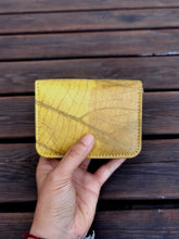 Charger l'image dans la galerie, Nachhaltiges Portemonnaie aus recycelten Blättern in gelb mit Zipper – vegan &amp; umweltfreundlich (Copy)
