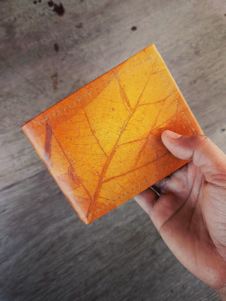 Portemonnaie aus recycelten Blättern in braun