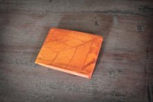 Laden des Bilds im Galerie-Viewer, Portemonnaie aus recycelten Blättern in braun
