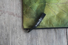 Laden des Bilds im Galerie-Viewer, Nachhaltige 15–16 Zoll Laptoptasche aus Teak-Blattleder | Gefütterte vegane Laptop Hülle / Laptop Sleeve, handgemacht &amp; wasserabweisend – Unikat Schutzhülle für MacBook Pro/Air, Lenovo &amp; HP in grün
