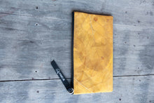 Charger l'image dans la galerie, Nachhaltige 15–16 Zoll Laptoptasche aus Teak-Blattleder | Gefütterte vegane Laptop Hülle / Laptop Sleeve, handgemacht &amp; wasserabweisend – Unikat Schutzhülle für MacBook Pro/Air, Lenovo &amp; HP in gelb
