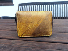 Charger l'image dans la galerie, Nachhaltiges Portemonnaie aus recycelten Blättern in gelb mit Zipper – vegan &amp; umweltfreundlich (Copy)
