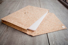 Cargar imagen en el visor de la galería, Funda para portátil de 13 - 14 pulgadas de corcho, natural
