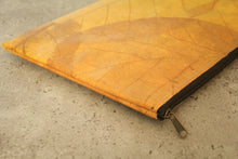 Laden des Bilds im Galerie-Viewer, Laptop-Hülle 13&quot; - 14&quot; Zoll aus recycelten Blättern in gelb
