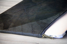 Charger l&#39;image dans la galerie, Laptop-Hülle 13&quot; - 14&quot; Zoll aus recycelten Blättern in schwarz / grau
