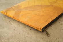 Ladda upp bild till gallerivisning, Laptop-Hülle 15&quot; - 16&quot; Zoll aus recycelten Blättern in gelb
