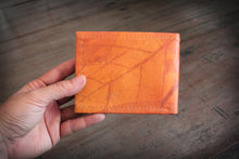 Laden des Bilds im Galerie-Viewer, Portemonnaie aus recycelten Blättern in braun
