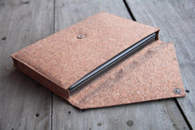 Laden des Bilds im Galerie-Viewer, Gefütterte 15–16 Zoll Laptoptasche aus Kork | Nachhaltige vegane Laptop Hülle mit Magnetverschluss, wasserabweisend für MacBook Air &amp; Pro, Natur

