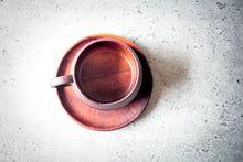 Laden des Bilds im Galerie-Viewer, Handgefertigte Akazientasse mit passendem Unterteller, Detailaufnah
