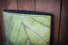 Laden des Bilds im Galerie-Viewer, Nahaufnahme: Materialstruktur der recycelten Blätter und feine Nähte
