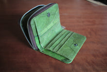 Laden des Bilds im Galerie-Viewer, Nachhaltiges Portemonnaie aus recycelten Blättern in grün mit Zipper – vegan &amp; umweltfreundlich
