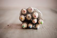 Afbeelding in Gallery-weergave laden, Buntstifte Set aus recycelten Ästen, 10er-Set
