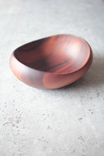Cargar imagen en el visor de la galería, Seitliche Ansicht der Schale mit glatter Oberfläche und eleganter Kurve  

