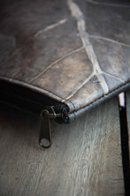 Carica l'immagine nel visualizzatore di Gallery, Gefütterte nachhaltige Laptop Hülle 13–14 Zoll aus Blattleder – Handgenähte vegane Laptoptasche, wasserabweisendes Laptop Case, Unikat für MacBook Air &amp; Pro in grau -metallic/ dunkelbraun
