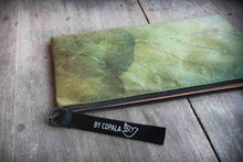 Laden des Bilds im Galerie-Viewer, Nachhaltige 15–16 Zoll Laptoptasche aus Teak-Blattleder | Gefütterte vegane Laptop Hülle / Laptop Sleeve, handgemacht &amp; wasserabweisend – Unikat Schutzhülle für MacBook Pro/Air, Lenovo &amp; HP in grün
