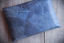 Laden des Bilds im Galerie-Viewer, Gefütterte nachhaltige Laptop Hülle 13–14 Zoll aus Blattleder – Handgenähte vegane Laptoptasche, wasserabweisendes Laptop Case, Unikat für MacBook Air &amp; Pro in Marineblau
