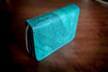 Laden des Bilds im Galerie-Viewer, Nachhaltiges Portemonnaie aus recycelten Blättern in türkis mit Zipper – vegan &amp; umweltfreundlich
