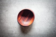 Laden des Bilds im Galerie-Viewer, Die Schale in natürlichem Licht, betont Farbton und Maserung
