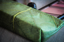 Cargar imagen en el visor de la galería, Estuche/estuche elaborado con hojas recicladas en color verde
