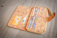 Afbeelding in Gallery-weergave laden, Kork Portemonnaie / Brieftasche mit Farb-Akzenten
