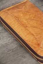 Afbeelding in Gallery-weergave laden, Portemonnaie / Brieftasche aus recycelten Blättern
