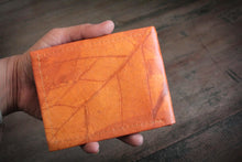 Laden des Bilds im Galerie-Viewer, Portemonnaie aus recycelten Blättern in braun
