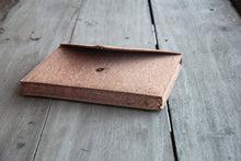 Laden des Bilds im Galerie-Viewer, Gefütterte 15–16 Zoll Laptoptasche aus Kork | Nachhaltige vegane Laptop Hülle mit Magnetverschluss, wasserabweisend für MacBook Air &amp; Pro, Natur
