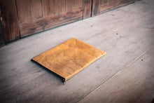 Laden des Bilds im Galerie-Viewer, Nachhaltige vegane Laptop‑Tasche 15–16 Zoll aus laminierten Blättern in strahlendem Gelb
