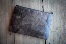 Carica l'immagine nel visualizzatore di Gallery, Gefütterte nachhaltige Laptop Hülle 13–14 Zoll aus Blattleder – Handgenähte vegane Laptoptasche, wasserabweisendes Laptop Case, Unikat für MacBook Air &amp; Pro in grau -metallic/ dunkelbraun
