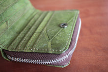 Laden des Bilds im Galerie-Viewer, Nachhaltiges Portemonnaie aus recycelten Blättern in grün mit Zipper – vegan &amp; umweltfreundlich
