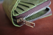 Laden des Bilds im Galerie-Viewer, Nachhaltiges Portemonnaie aus recycelten Blättern in grün mit Zipper – vegan &amp; umweltfreundlich
