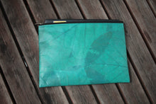 Laden des Bilds im Galerie-Viewer, 13–14&quot; nachhaltige vegane Laptoptasche aus Blättern, MacBook Hülle in türkis
