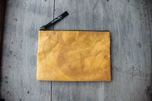 Charger l'image dans la galerie, Nachhaltige 15–16 Zoll Laptoptasche aus Teak-Blattleder | Gefütterte vegane Laptop Hülle / Laptop Sleeve, handgemacht &amp; wasserabweisend – Unikat Schutzhülle für MacBook Pro/Air, Lenovo &amp; HP in gelb
