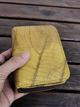 Charger l'image dans la galerie, Nachhaltiges Portemonnaie aus recycelten Blättern in gelb mit Zipper – vegan &amp; umweltfreundlich (Copy)
