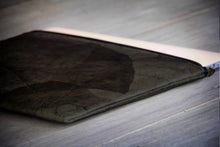Charger l&#39;image dans la galerie, Laptop-Hülle 13&quot; - 14&quot; Zoll aus recycelten Blättern in schwarz / grau
