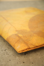 Ladda upp bild till gallerivisning, Laptop-Hülle 15&quot; - 16&quot; Zoll aus recycelten Blättern in gelb

