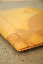 Laden des Bilds im Galerie-Viewer, Laptop-Hülle 15&quot; - 16&quot; Zoll aus recycelten Blättern in gelb
