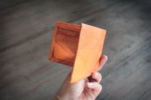 Laden des Bilds im Galerie-Viewer, Portemonnaie aus recycelten Blättern in braun
