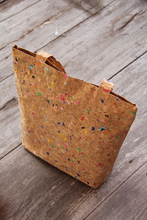 Afbeelding in Gallery-weergave laden, Tote Bag - Tragetasche / Tasche aus Kork mit Farb-Akzenten
