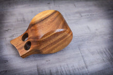 Laden des Bilds im Galerie-Viewer, Underside of a handcrafted acacia wood cup in Scandinavian design with ergonomic double handle, highlighting the natural wood texture and fine craftsmanship.
