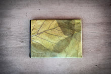 Laden des Bilds im Galerie-Viewer, Minimalist image of vegan green leaf sleeve on a white background
