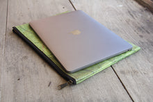Laden des Bilds im Galerie-Viewer, Laptop-Hülle 13&quot; - 14&quot; Zoll aus recycelten Blättern in grün
