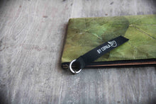 Laden des Bilds im Galerie-Viewer, Nachhaltige 15–16 Zoll Laptoptasche aus Teak-Blattleder | Gefütterte vegane Laptop Hülle / Laptop Sleeve, handgemacht &amp; wasserabweisend – Unikat Schutzhülle für MacBook Pro/Air, Lenovo &amp; HP in grün
